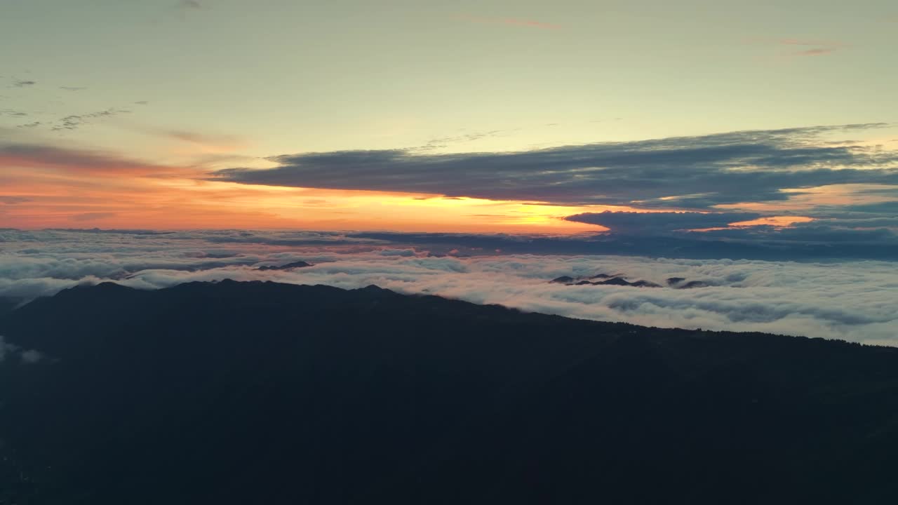 清晨山景鸟瞰图视频素材