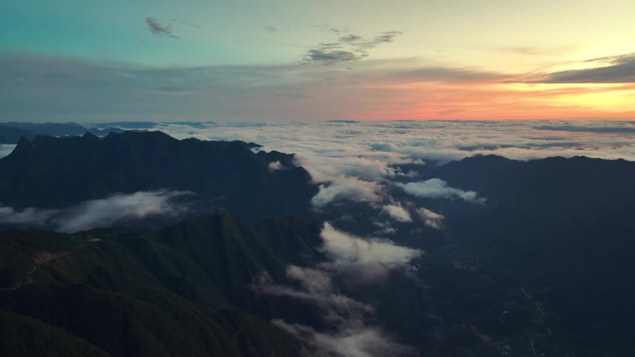 清晨山景鸟瞰图视频素材