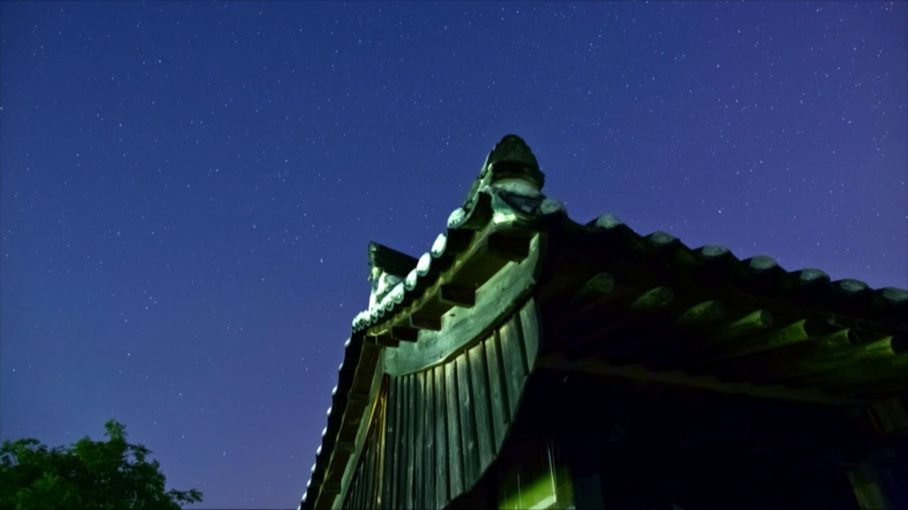 韩国庆尚北道庆州市阳东村的Giwa(韩国传统屋顶瓦)和屋檐的夜景视频素材