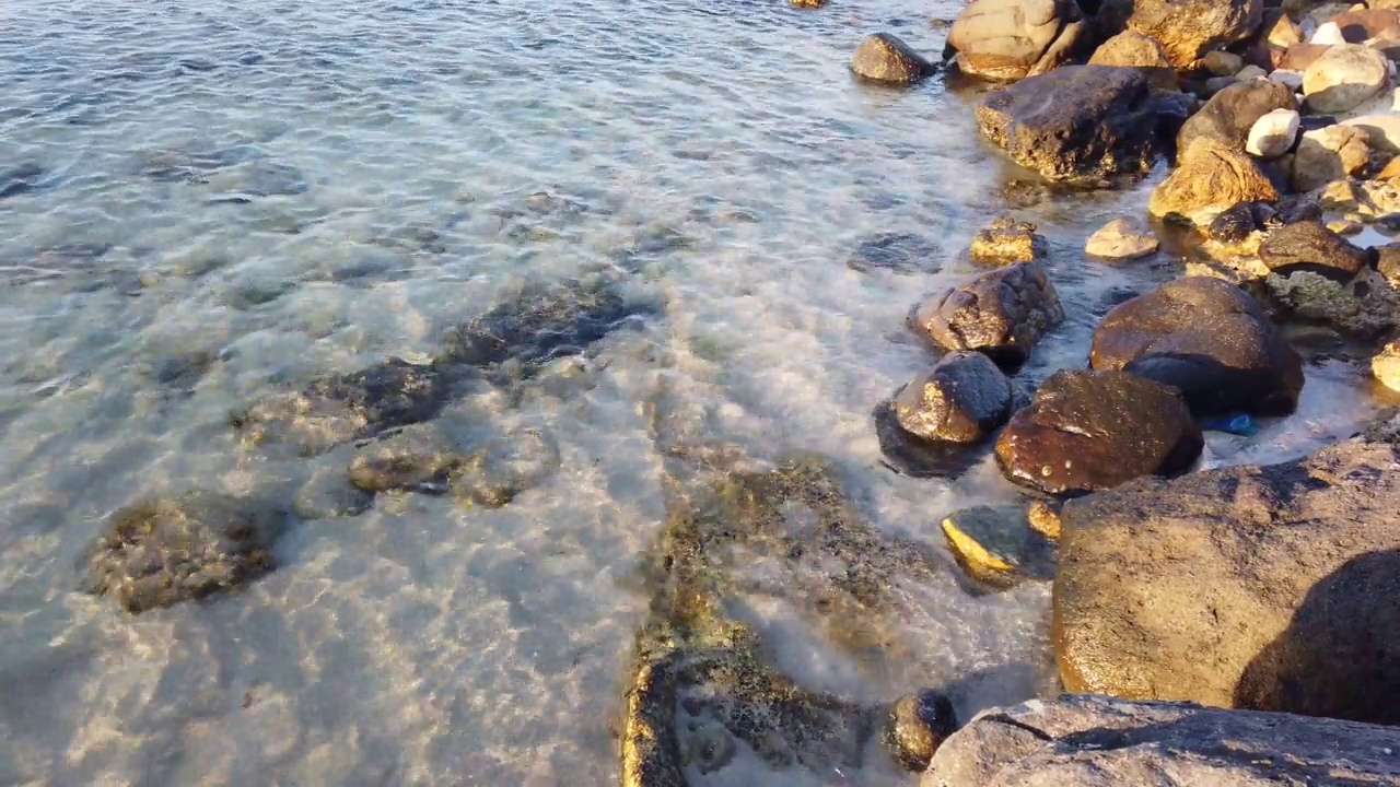 夏天炎热，海滩和清澈的大海为背景和暑假视频素材