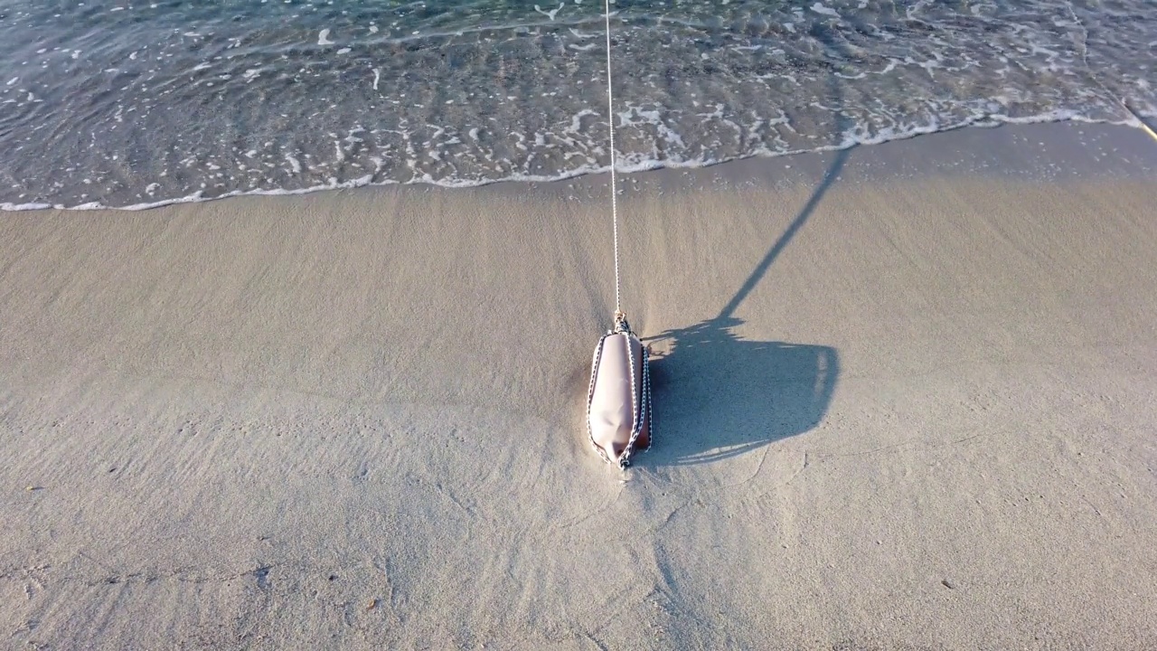 夏天炎热，海滩和清澈的大海为背景和暑假视频素材