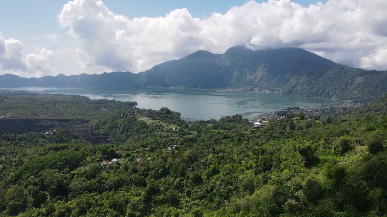 巴图尔湖Kintamani Bali鸟瞰图，背景是云视频素材