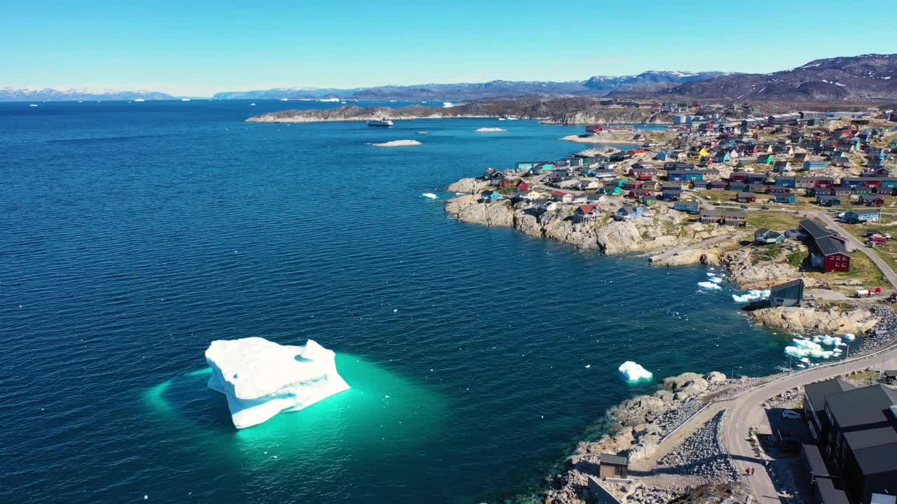 格陵兰岛北极海岸的鸟瞰图。气候变化和全球变暖导致了北极和南极冰川的活跃融化和冰山的形成。视频素材