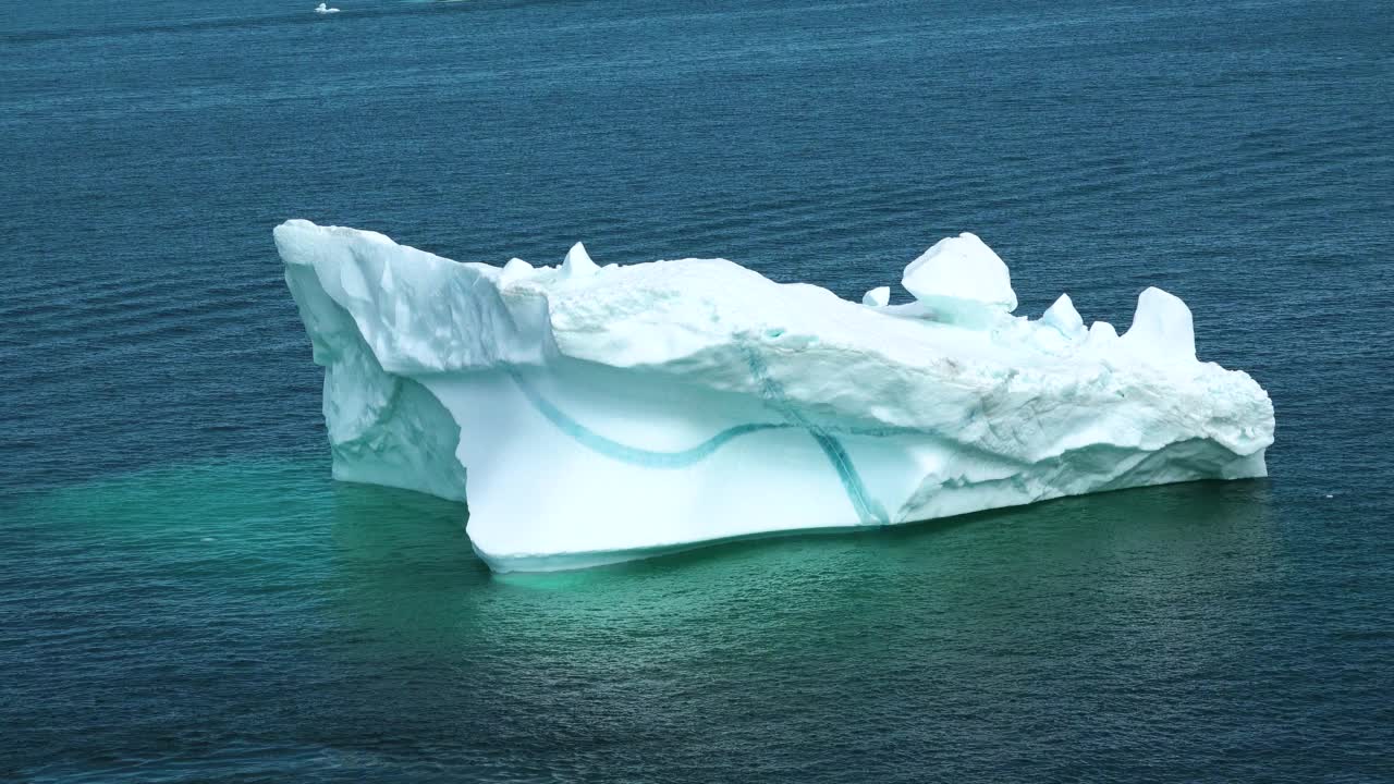 有山脉、冰山和冰川的北极景观。气候变化和全球变暖-冰川融化造成的冰山视频素材