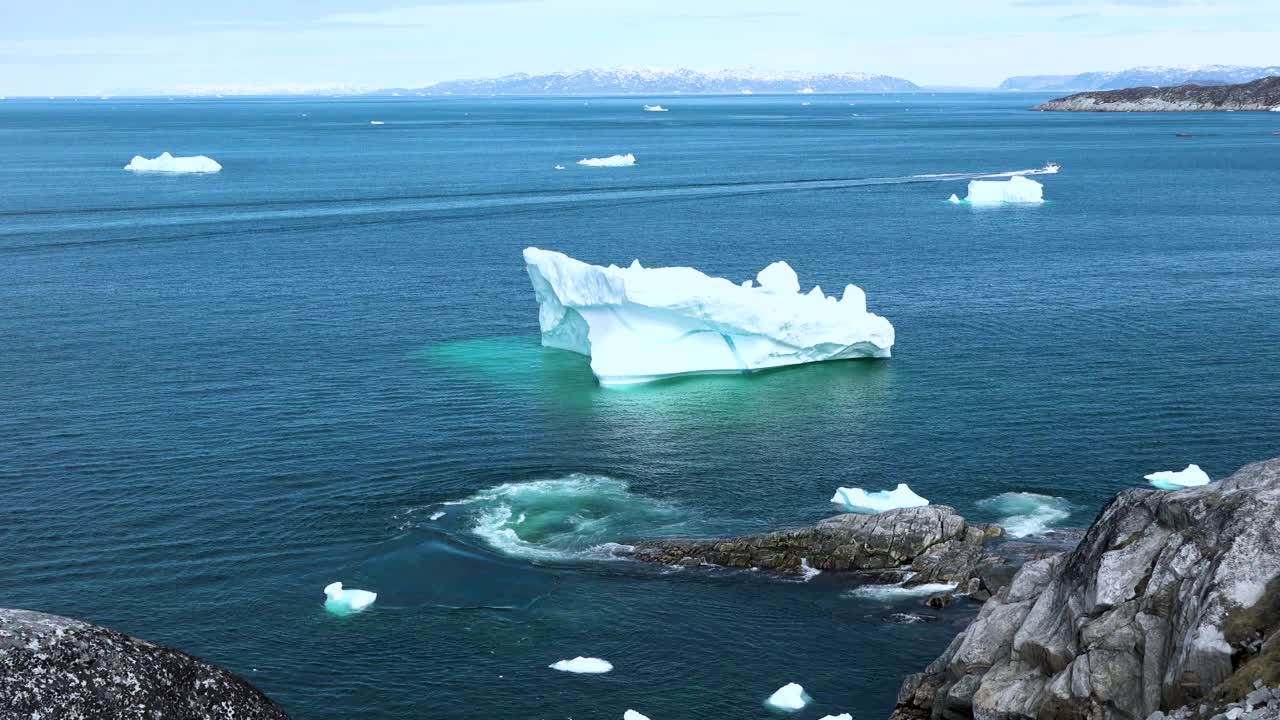 格陵兰岛北极海岸的鸟瞰图。气候变化和全球变暖导致了北极和南极冰川的活跃融化和冰山的形成。视频素材