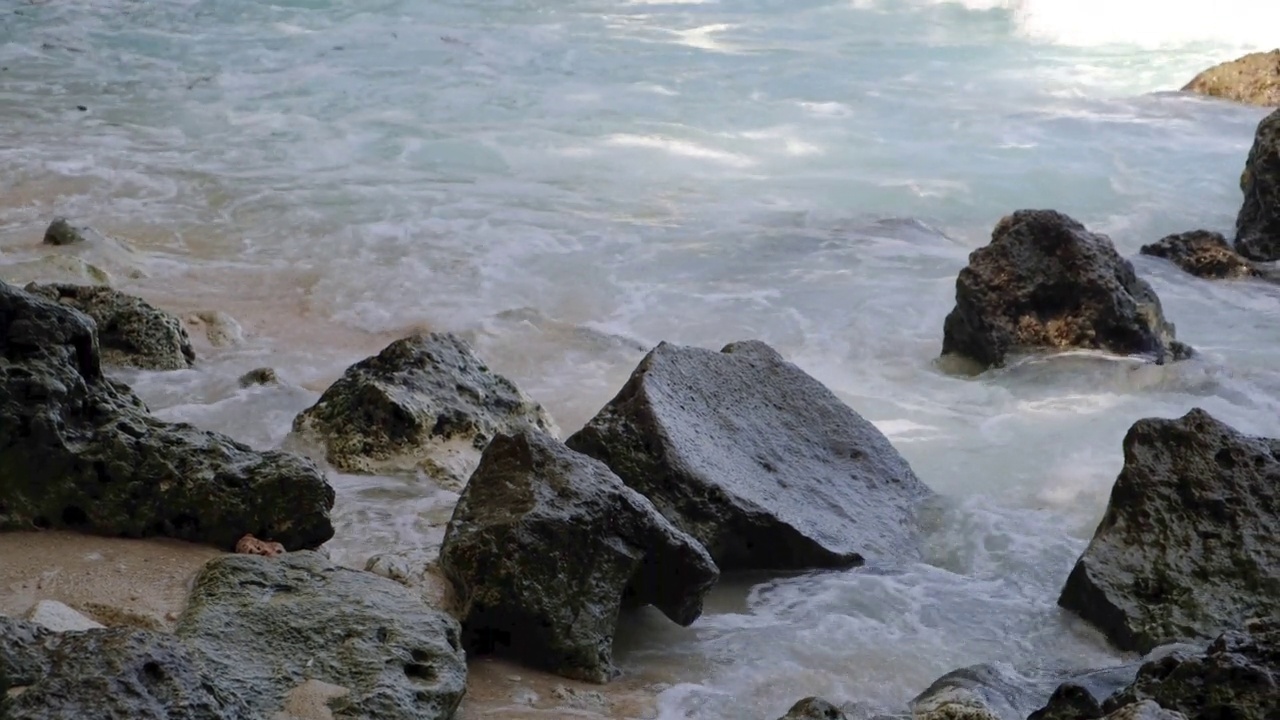 海滩上的海浪拍打着岩石视频素材