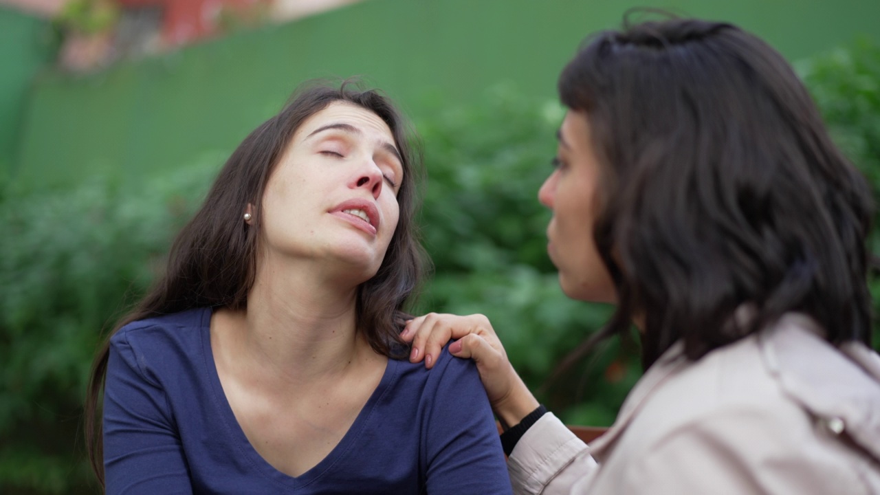 患有抑郁症的女性在女性朋友的帮助和支持下受苦。两个女人有同理心。悲伤的人正在从创伤中恢复视频素材