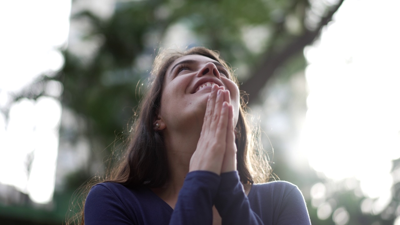 女人在外面祈祷，仰望天空，满怀希望和信心。属灵的人在祷告中感受到神的同在视频素材