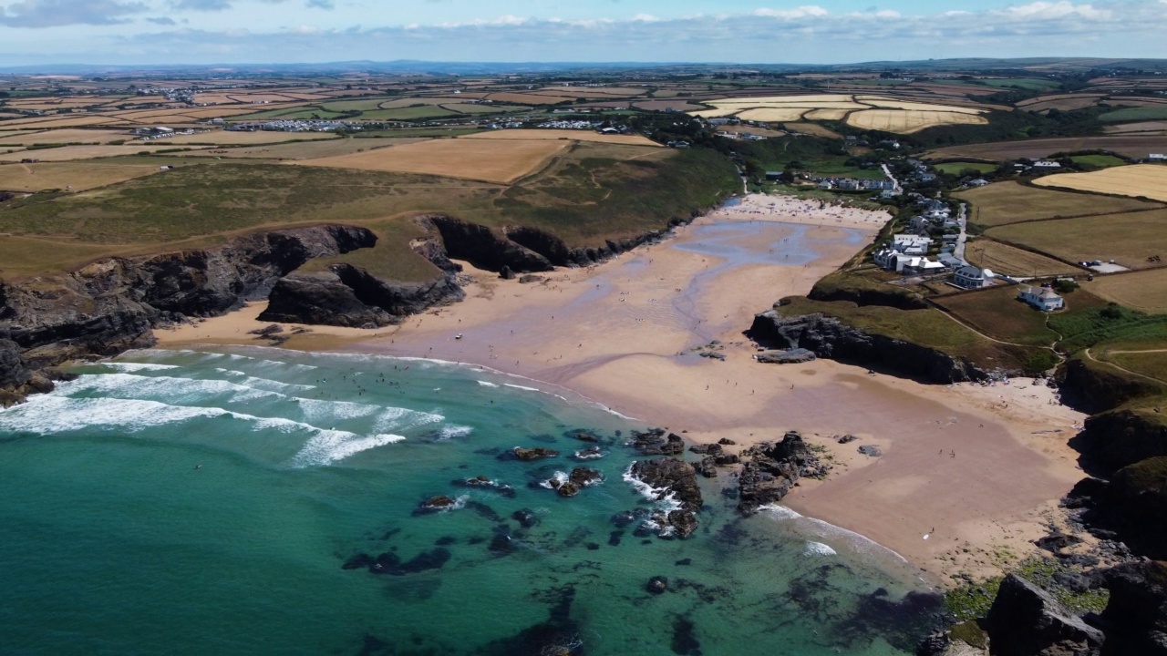 Porthcothan海滩的鸟瞰图。英国康沃尔。视频素材