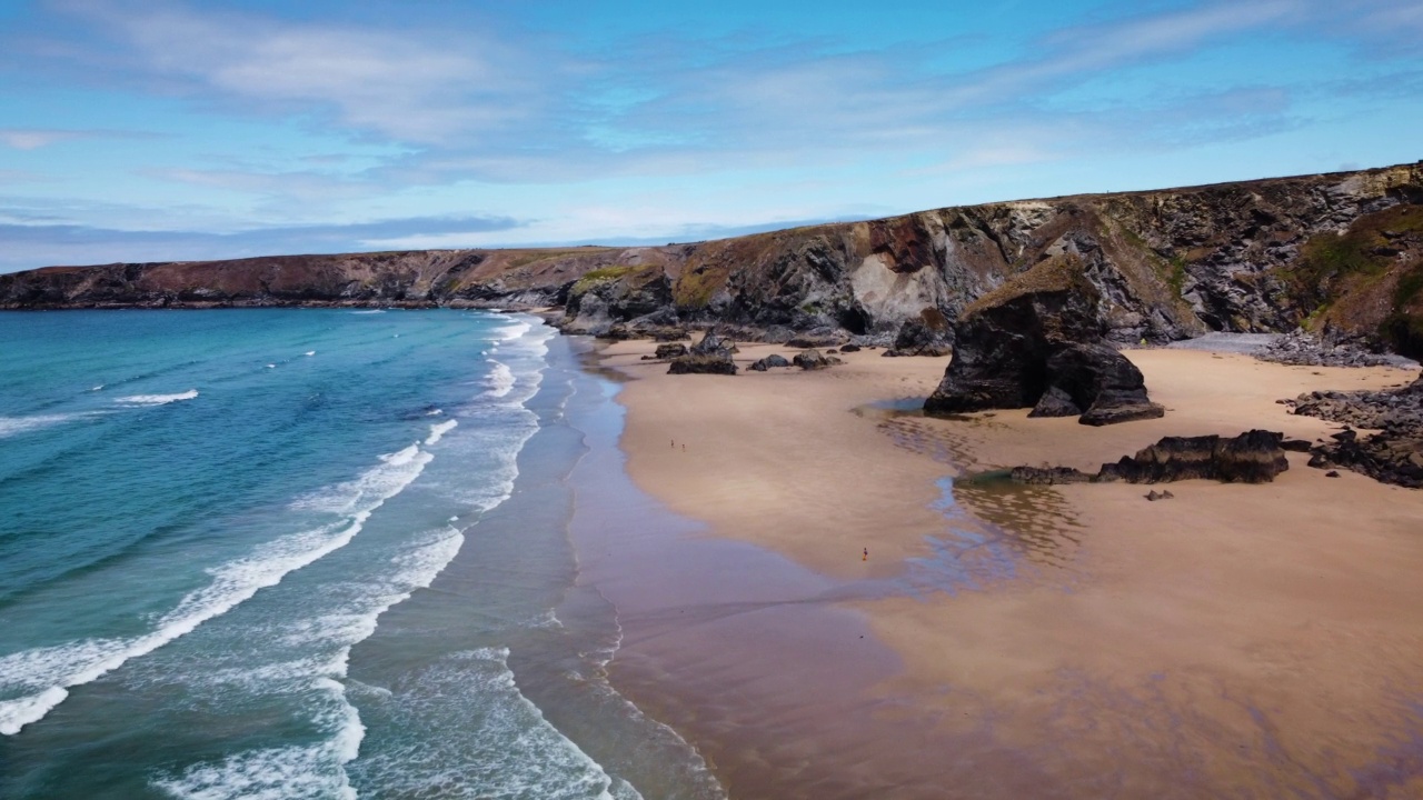 Bedruthan Steps海滩的鸟瞰图。英国康沃尔。视频素材