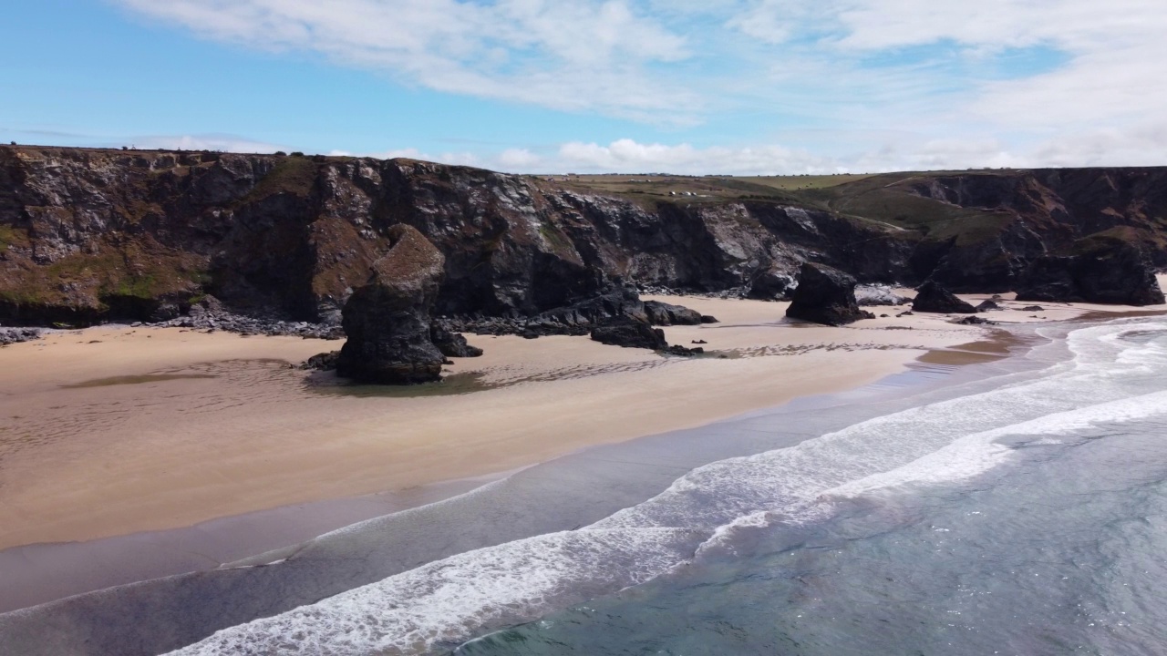 Bedruthan Steps海滩的鸟瞰图。英国康沃尔。视频素材