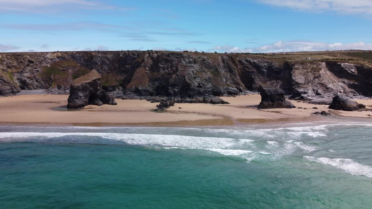 Bedruthan Steps海滩的鸟瞰图。英国康沃尔。视频素材