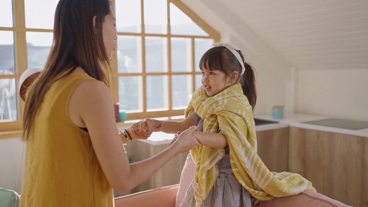 母女俩是日本人在家里玩耍视频素材