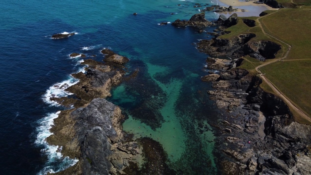 Porthcothan海滩的岩石海岸线鸟瞰图。英国康沃尔。视频素材