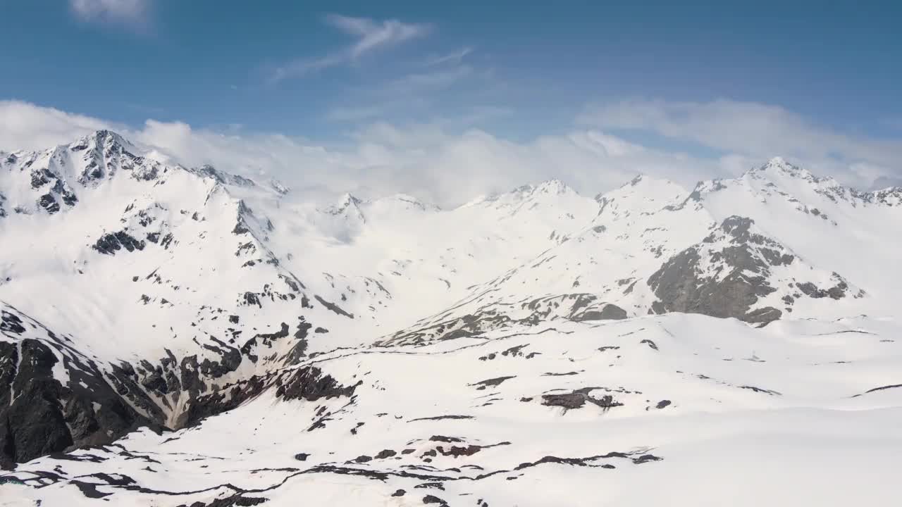 无人机拍摄高加索雪峰的全景图视频素材