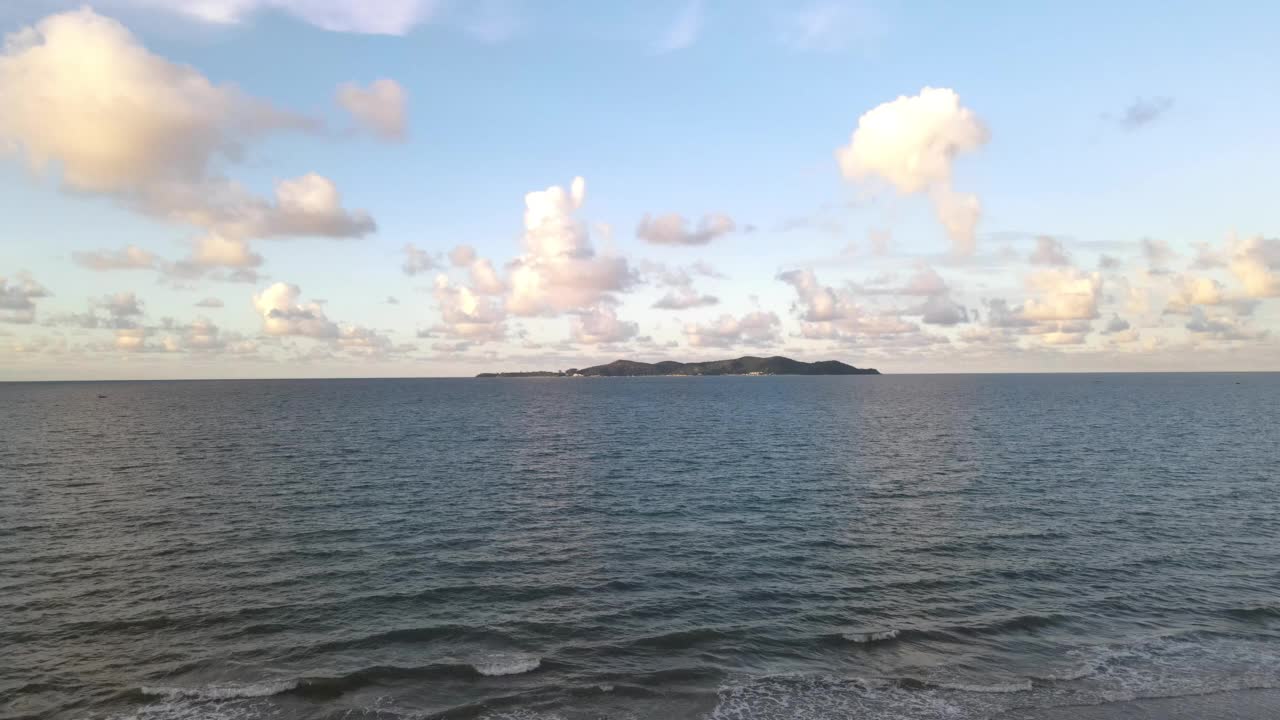 海中。天空。海滩。海滩和美丽的日出。视频素材