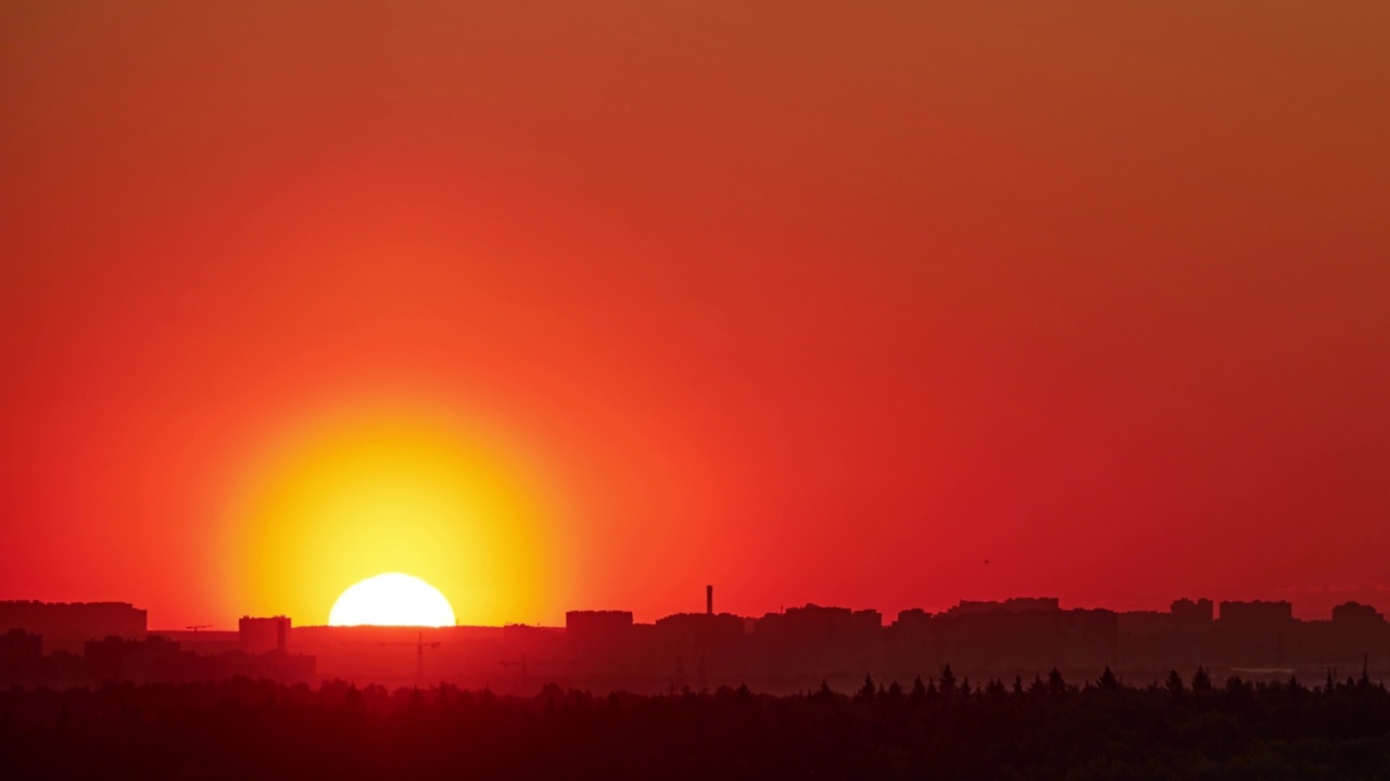 傍晚的天空有夕阳透过云霞的落霞，多云的景观视频素材