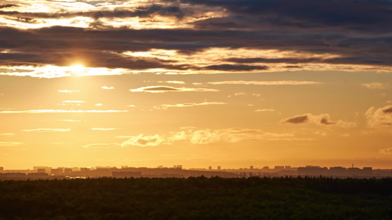 傍晚的天空有夕阳透过云霞的落霞，多云的景观视频素材