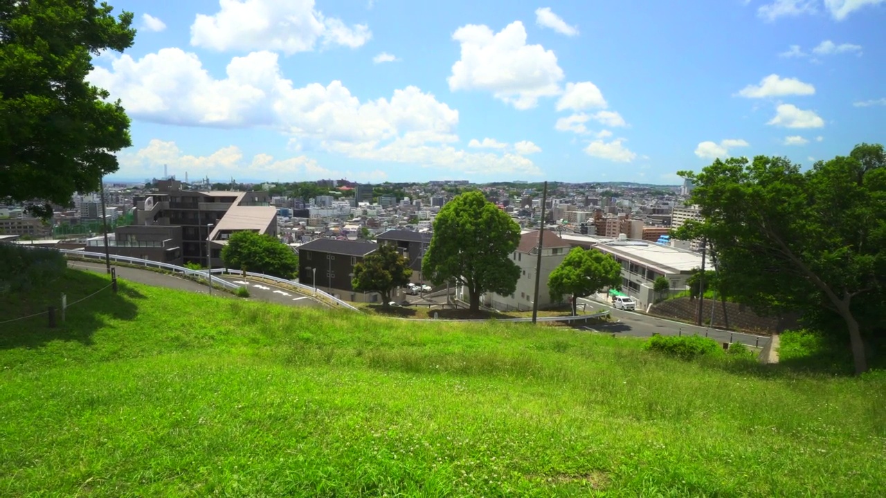 从山上高地上俯瞰这座城市视频素材