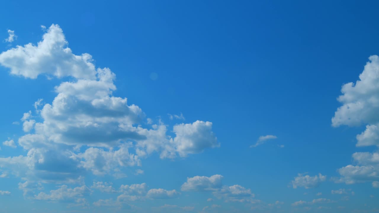 蓬松蓬松的白云。夏天的蓝天背景。时间流逝。视频素材