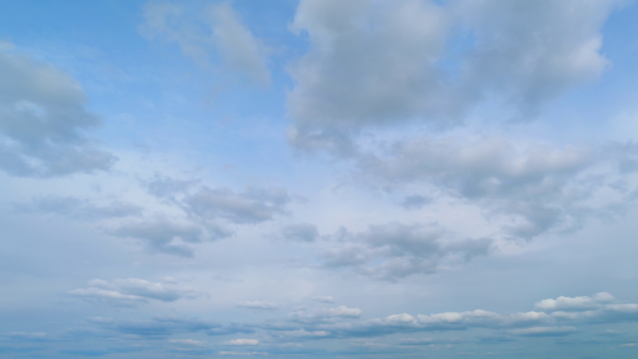 蓝色的天堂夏天的云景。滚滚蓬松的白色分层云正在移动。时间流逝。视频素材