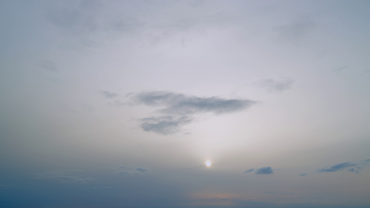 日落风景如画，松软的云在多云、薄雾的天气中轻轻地移动，戏剧性的日落景观。时间流逝。视频素材