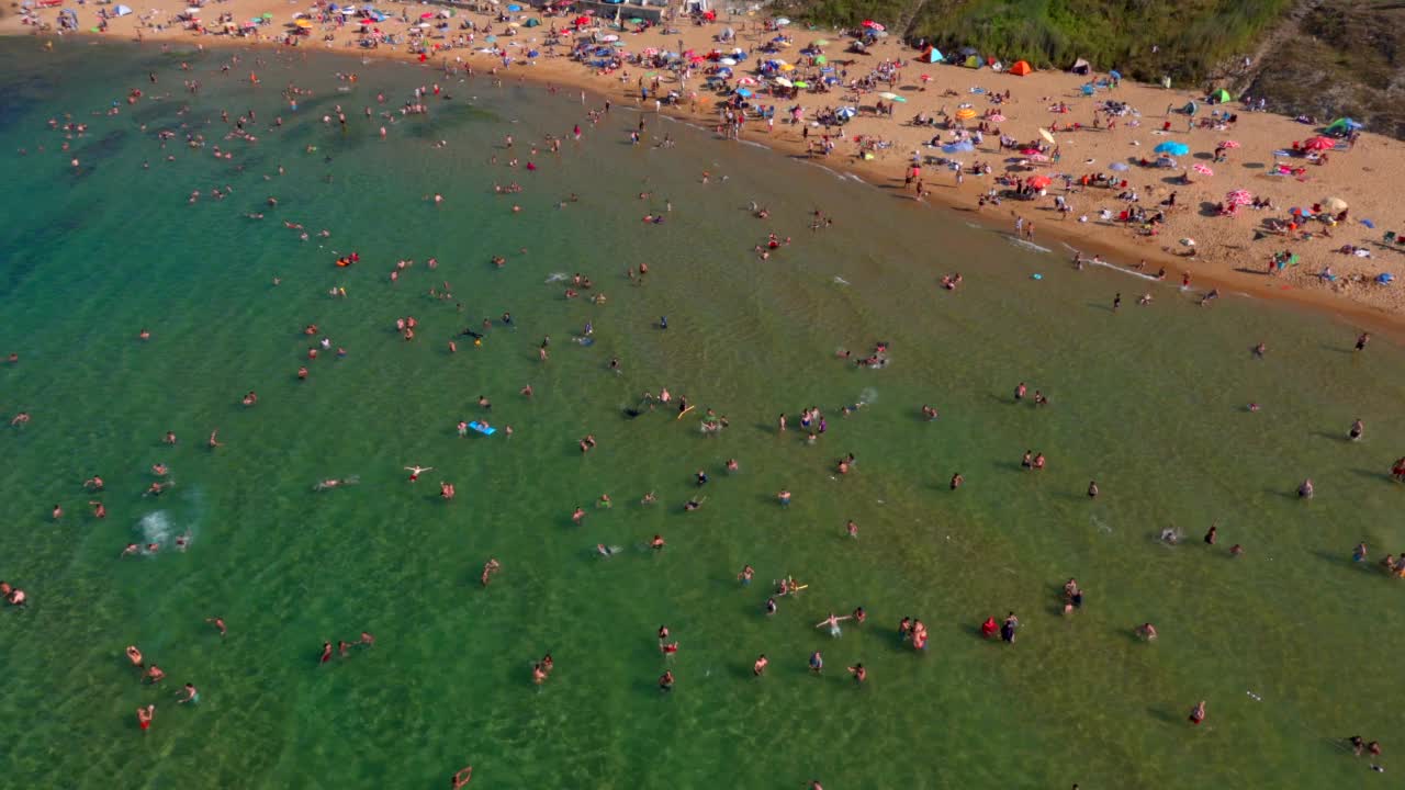 土耳其，伊斯坦布尔，黑海海岸的Kisirkaya海滩鸟瞰图。视频素材