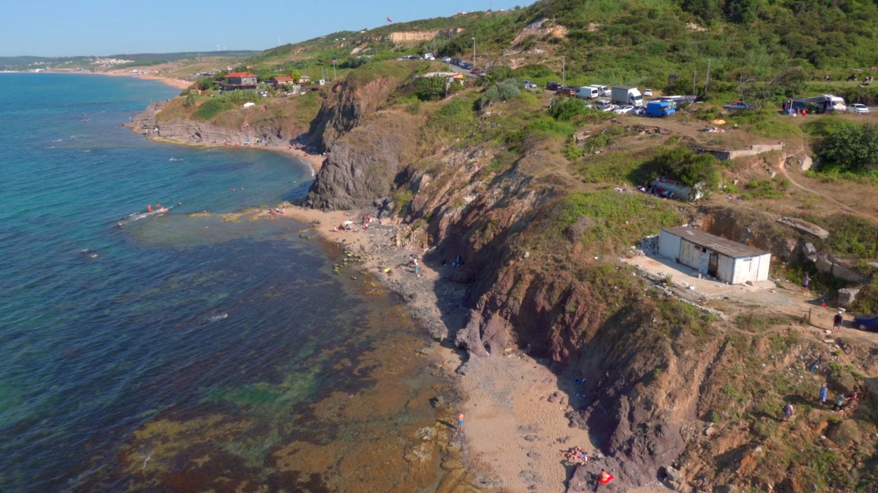 在黑海海岸的Kisirkaya镇的鸟瞰图，伊斯坦布尔，土耳其。视频素材