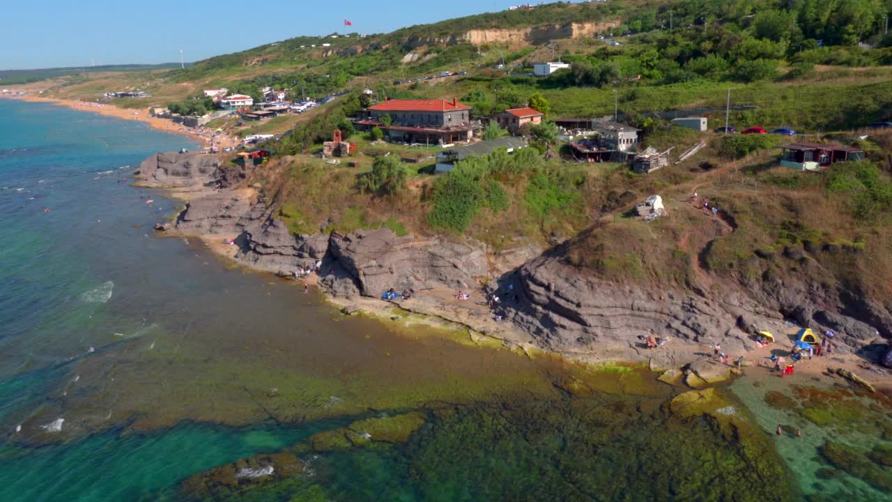 在黑海海岸的海滩鸟瞰图，伊斯坦布尔，土耳其。视频素材