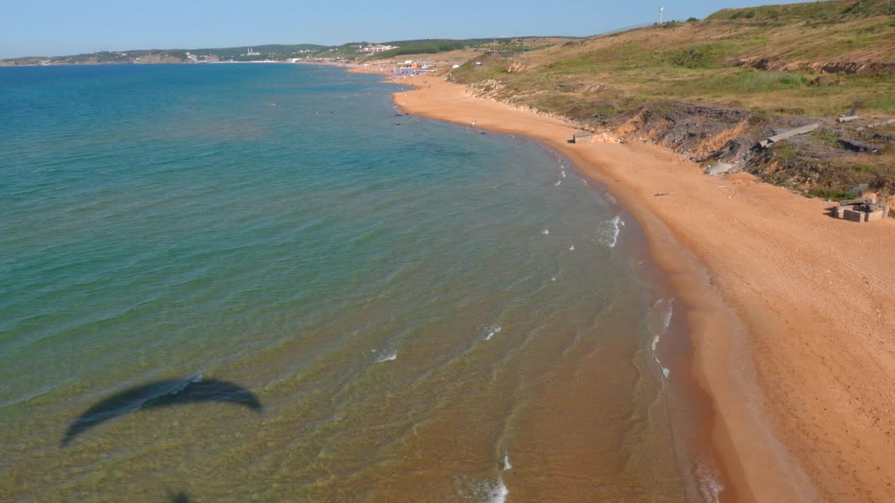 在黑海海岸的海滩鸟瞰图，伊斯坦布尔，土耳其。视频素材