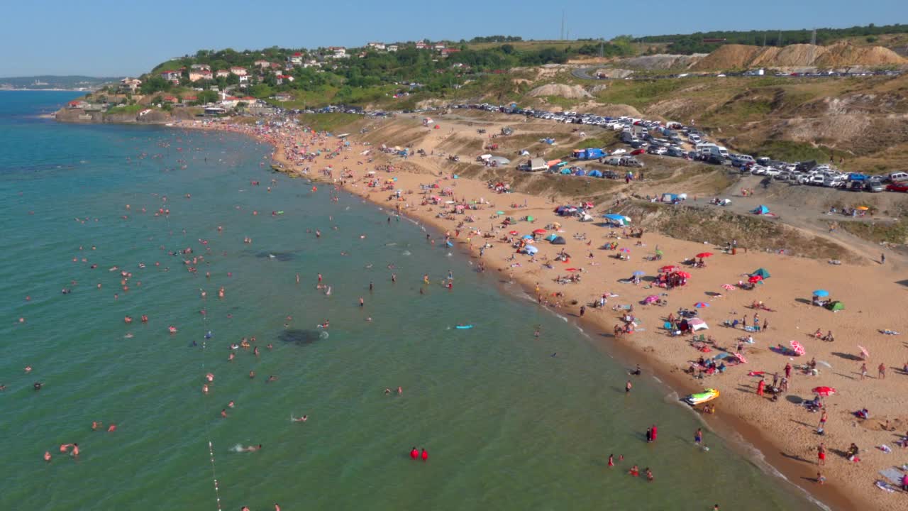 土耳其，伊斯坦布尔，黑海海岸的Kisirkaya海滩鸟瞰图。视频素材