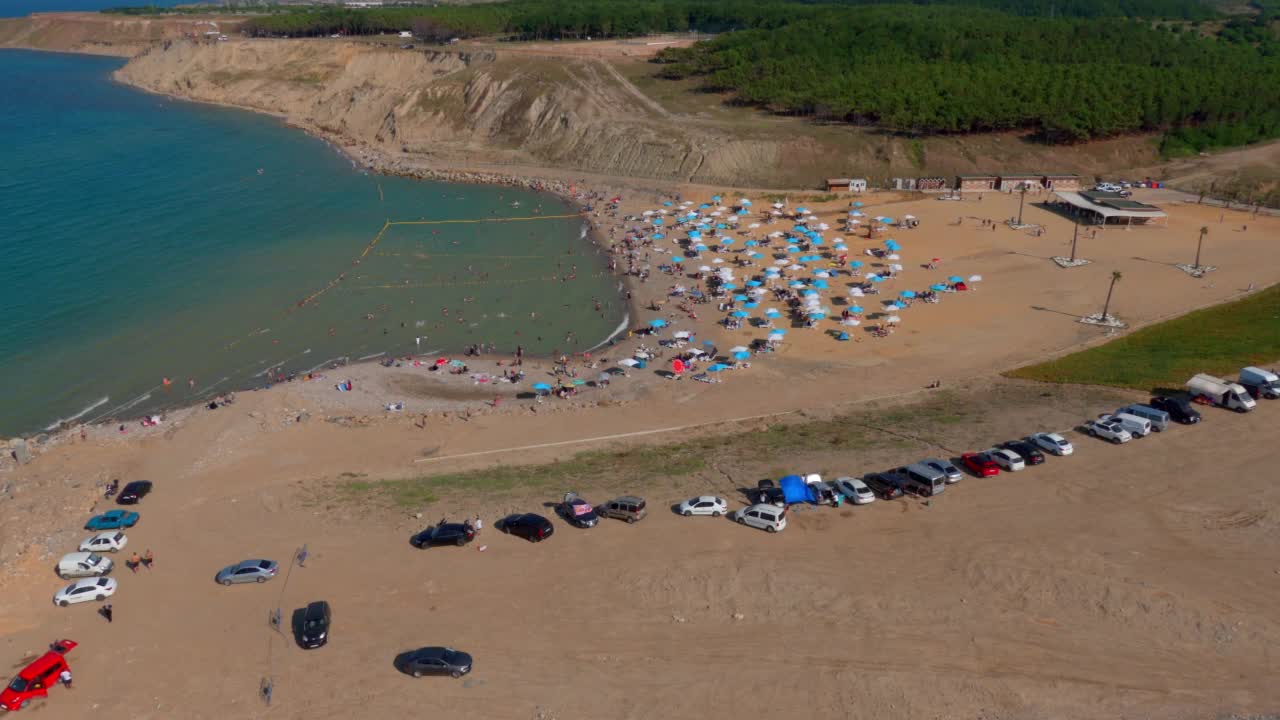 在黑海海岸的海滩鸟瞰图，伊斯坦布尔，土耳其。视频素材