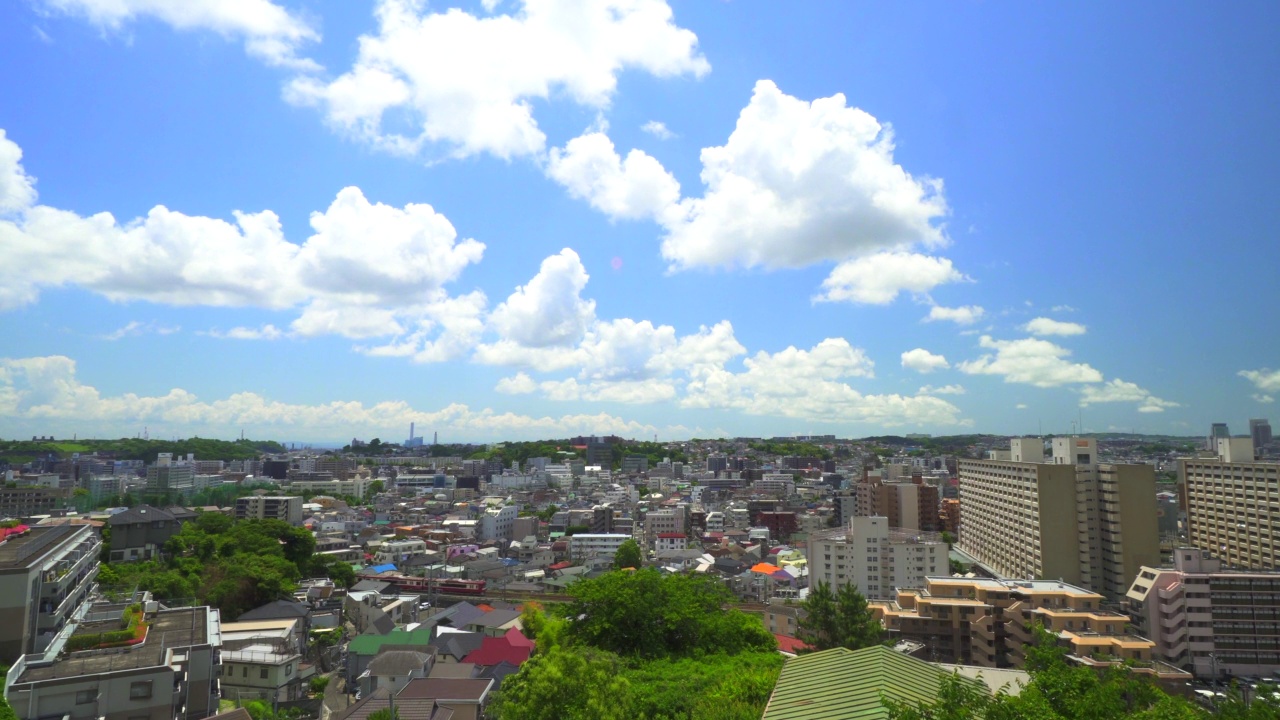 从山上高地上俯瞰这座城市视频素材