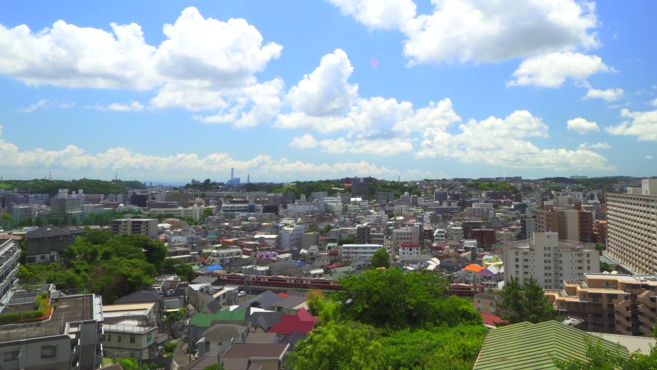 从山上高地上俯瞰这座城市视频素材