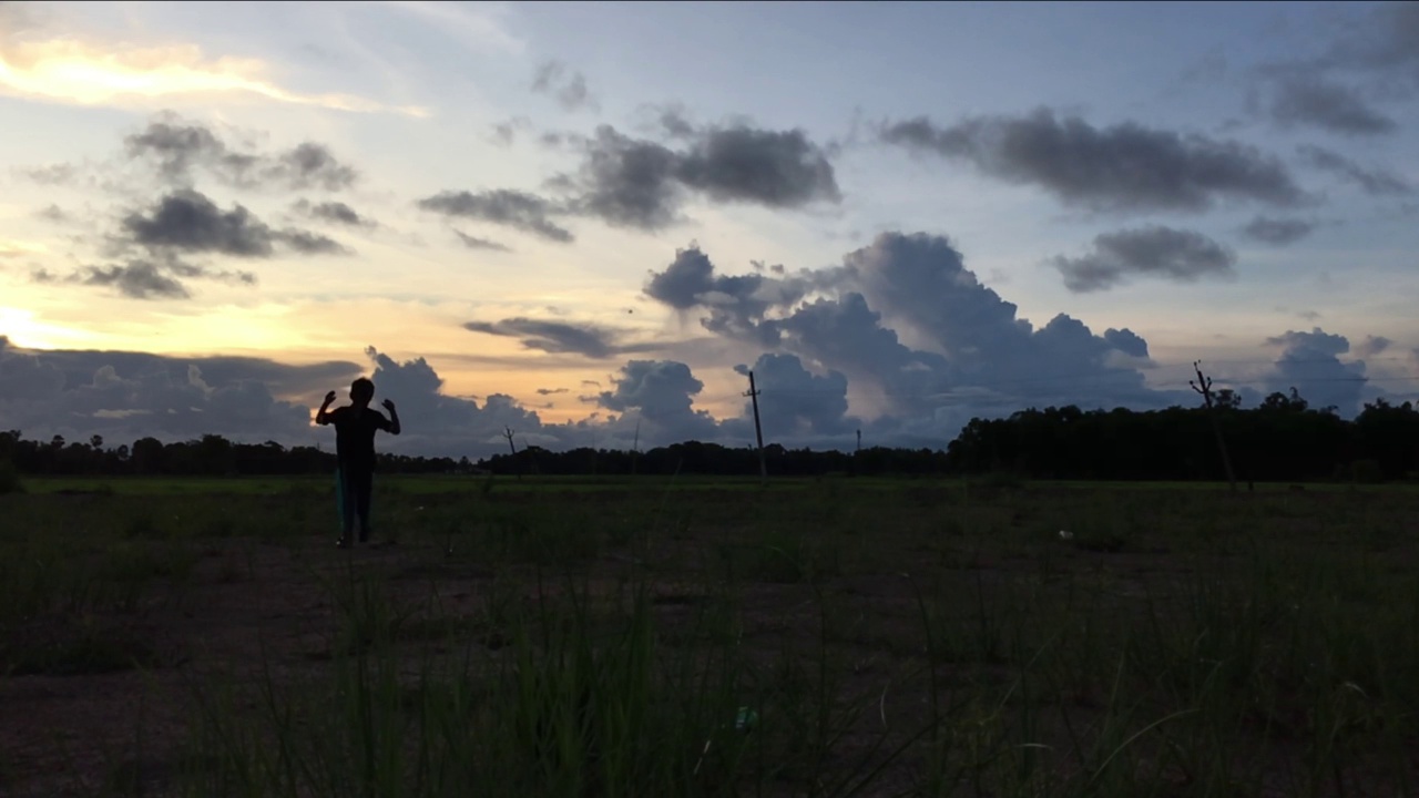 夕阳下的孩子视频素材