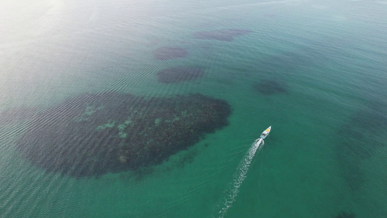 热带海滩上的空中船视频素材