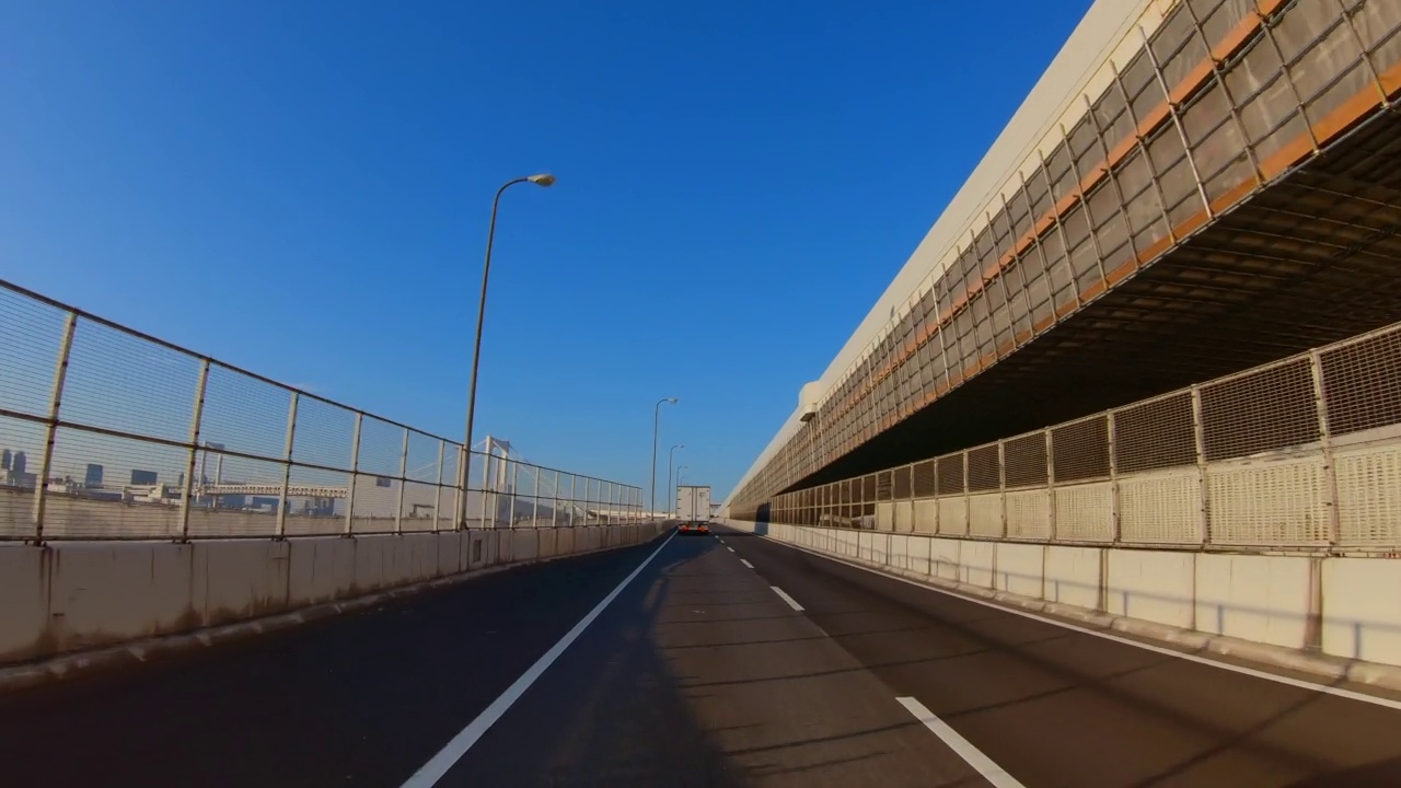 清晨行驶在高速公路上的汽车所看到的景象视频素材