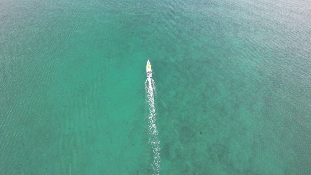 热带海滩上的空中船视频素材