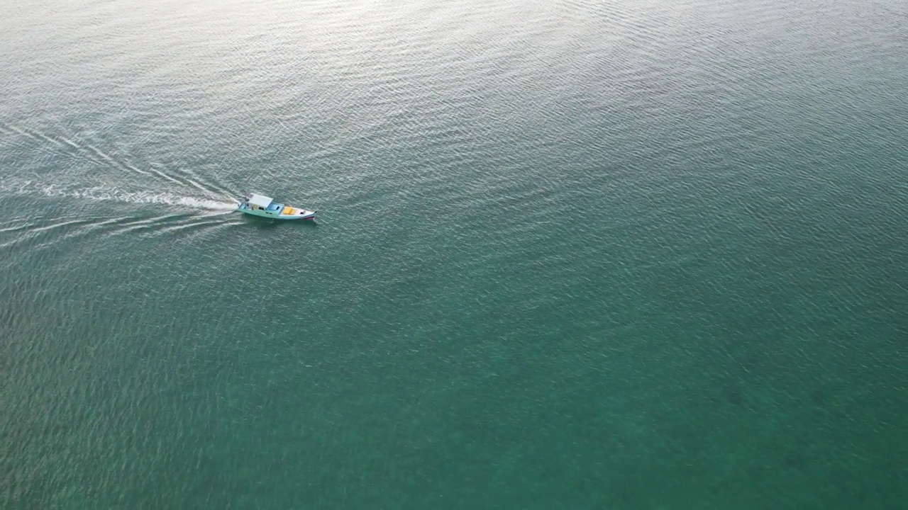 热带海滩上的空中船视频素材