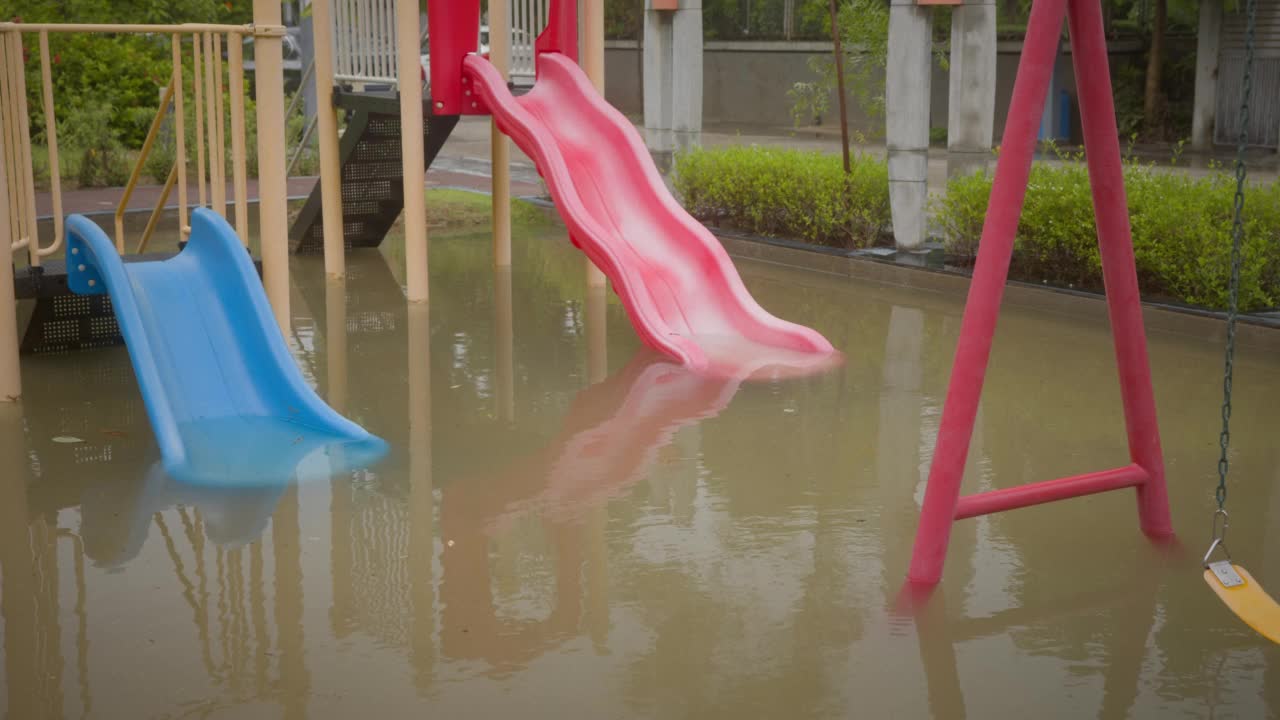 孩子们的游乐场滑梯——洪水过后的废墟视频素材