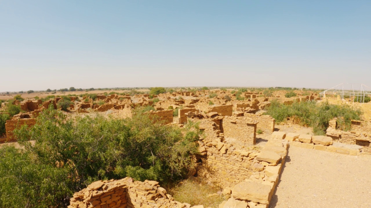 4K拍摄的印度拉贾斯坦邦Jaisalmer附近废弃的Kuldhara村。淘金拍摄的古遗迹闹鬼的库尔达拉村。古老文明的古老村庄的遗迹。视频素材