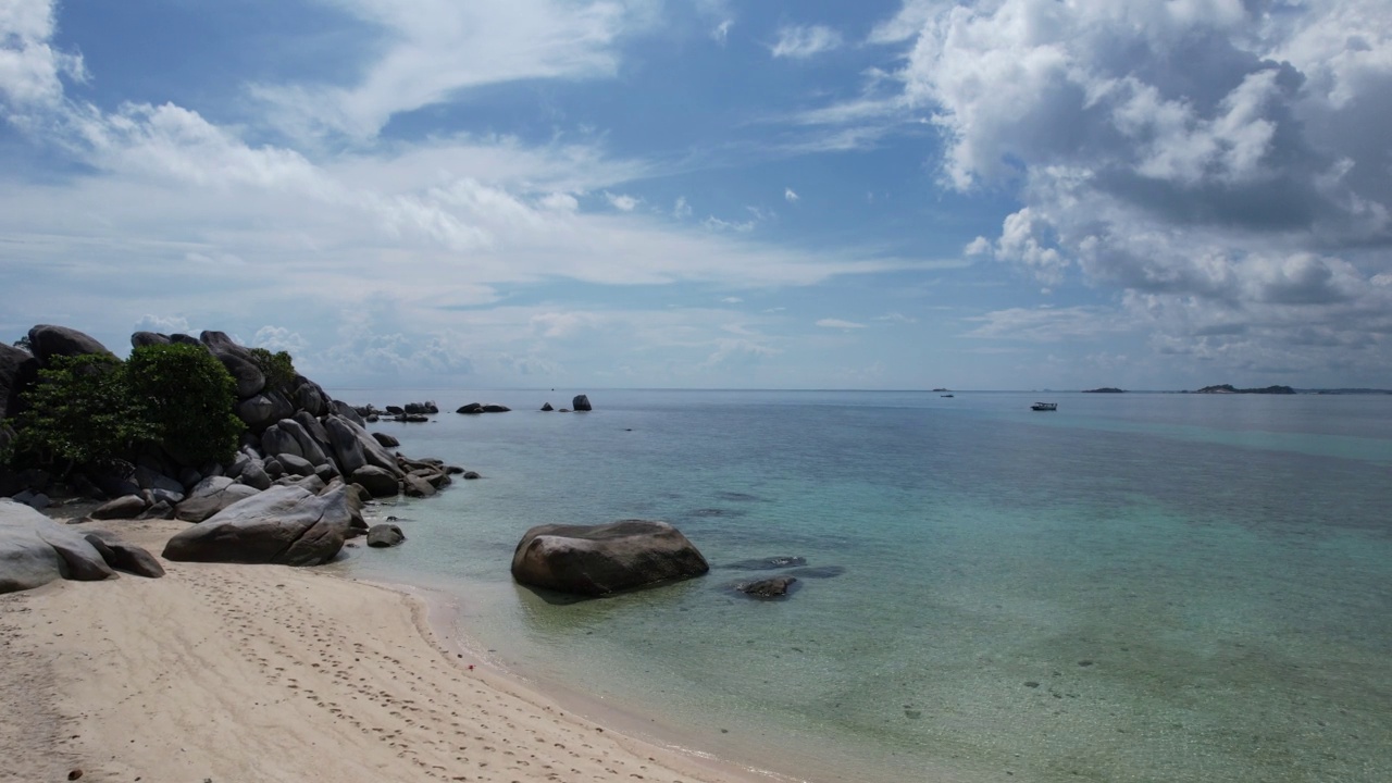 碧海蓝天的孤岛视频素材