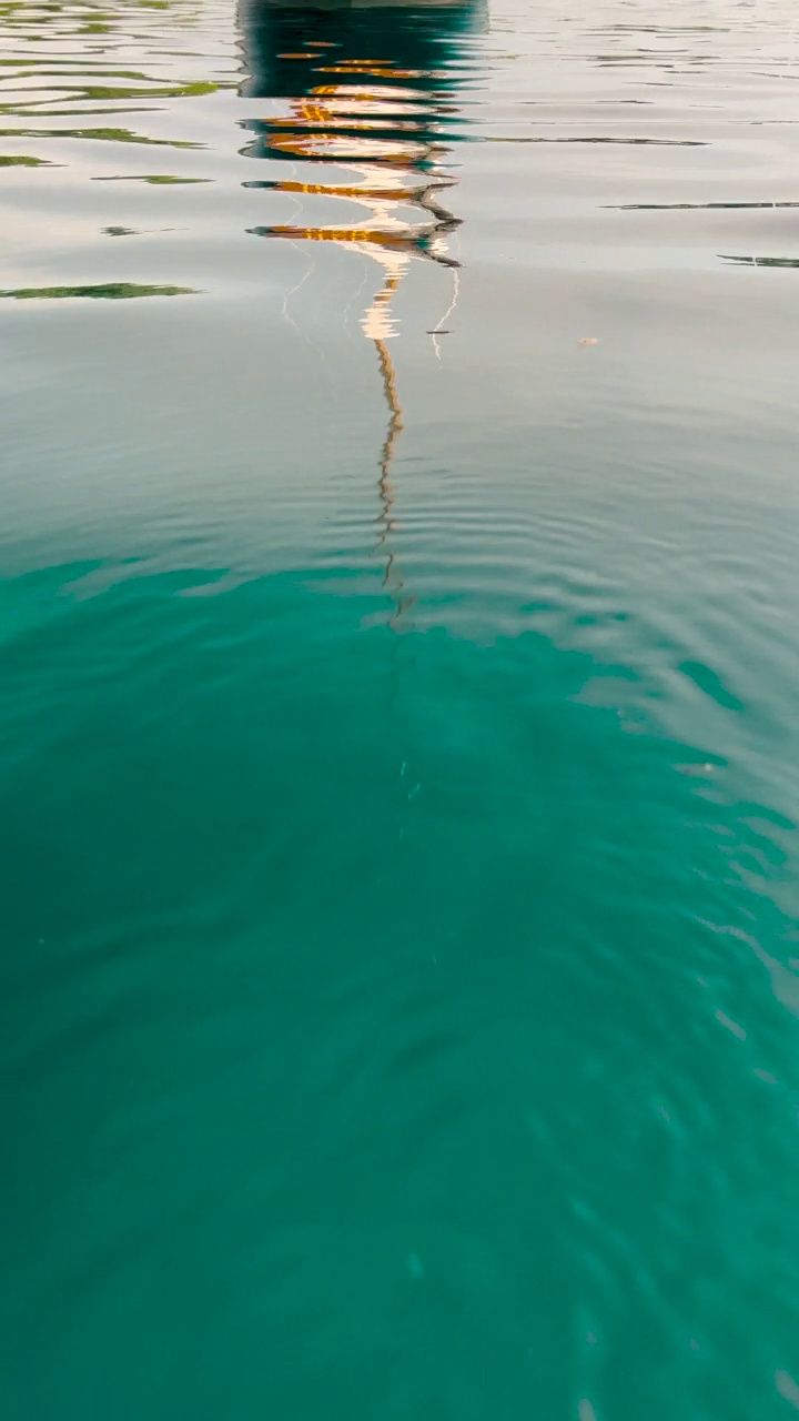 蓝绿色的海水映照着帆船和桅杆视频素材