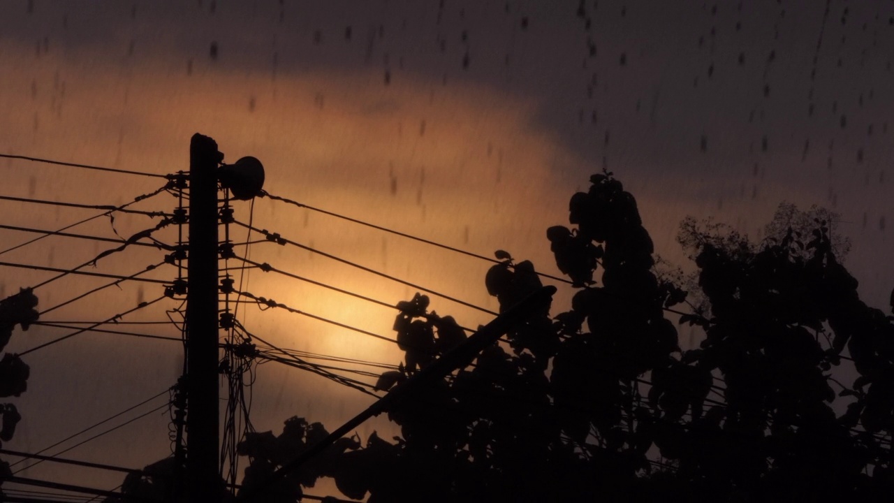 夕阳下屋顶的雨滴。真正的时间。视频素材