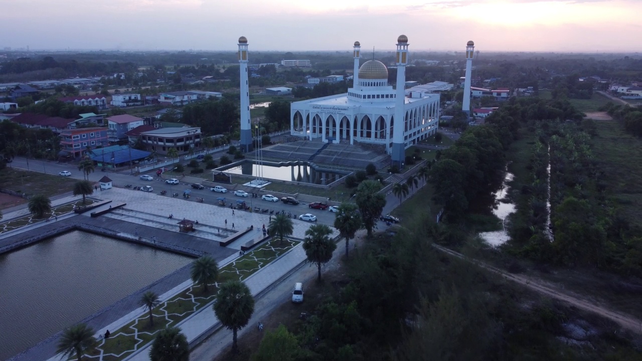 在Songkhla中央清真寺的美丽的日落天空的4K景观视频素材