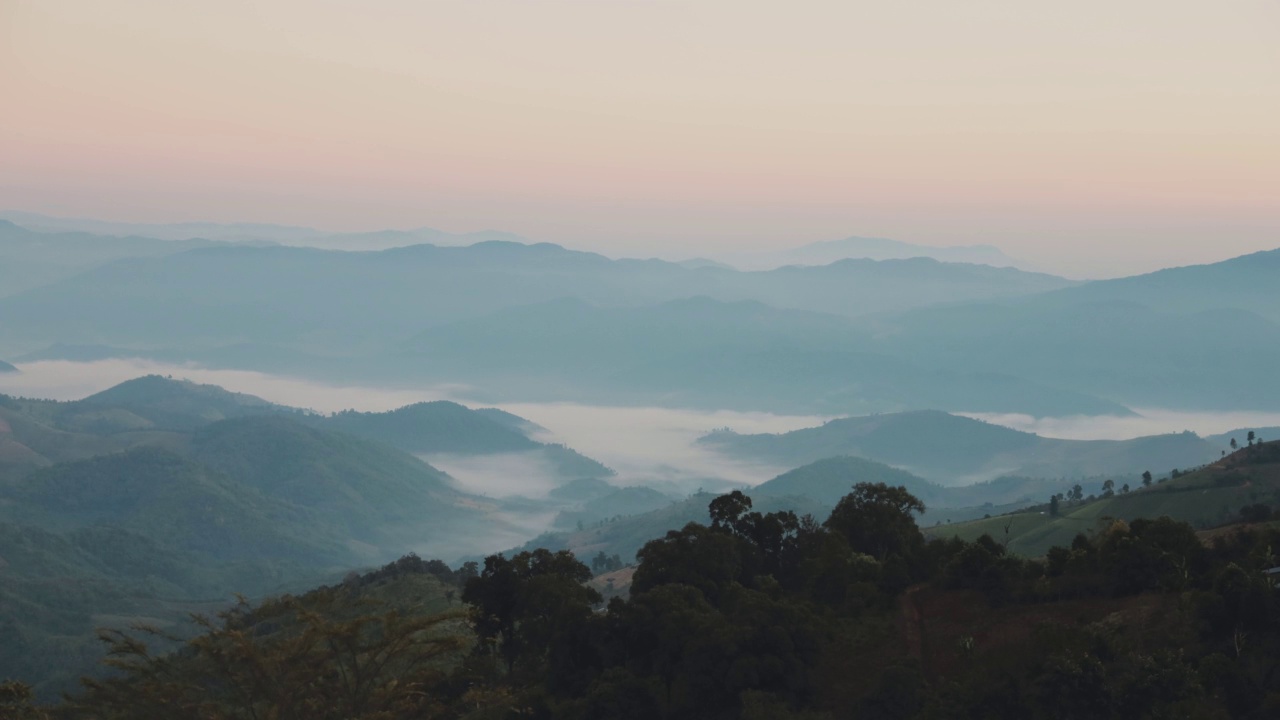 时间流逝的美丽风景与山在白雾在早晨视频素材