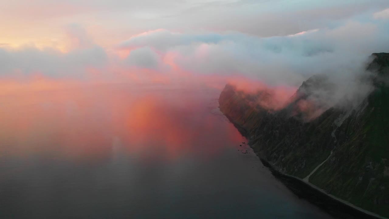 日落时的海岸线鸟瞰图，阿拉斯加，阿拉斯加，美国。视频素材