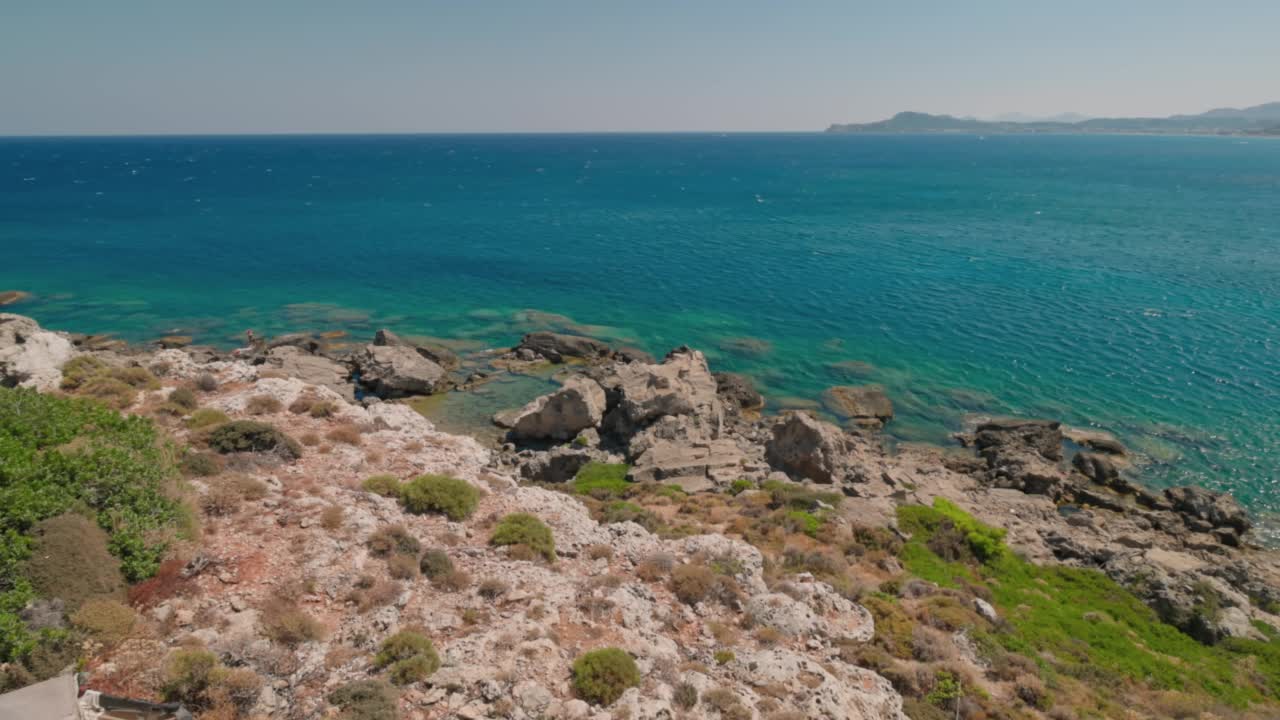 在碧绿海水的映衬下，美丽的地中海岩石海岸景色。希腊。视频素材