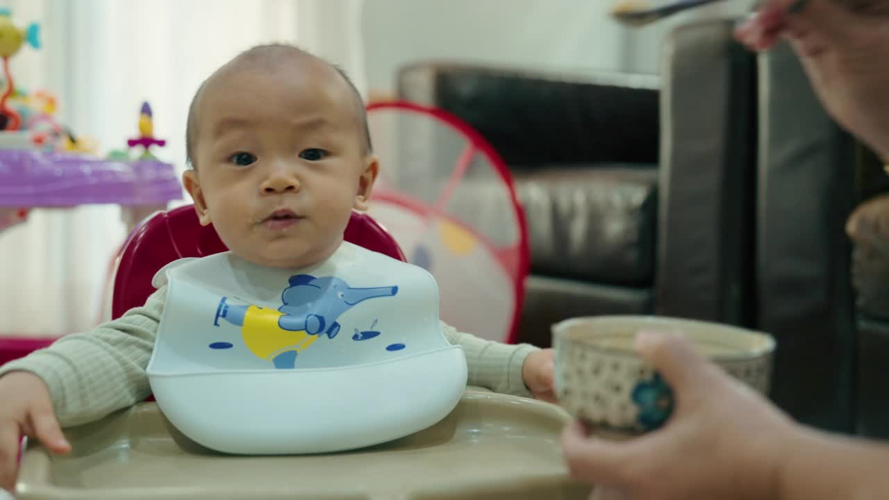 亚洲可爱的婴儿吃婴儿食品视频素材