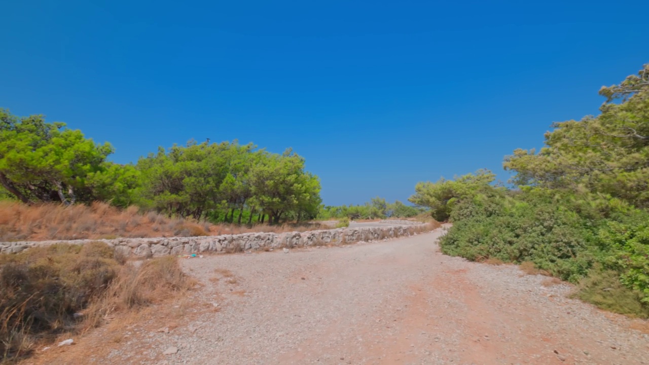 山间自然美景，公路在垭口。希腊。视频素材